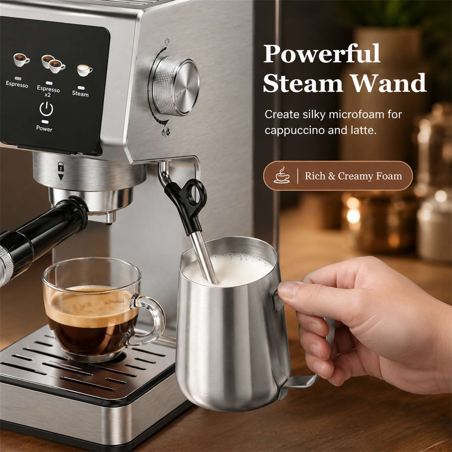 Eine Hand schäumt Milch in einem Metallkrug mit einem Dampfstab einer Espressomaschine.