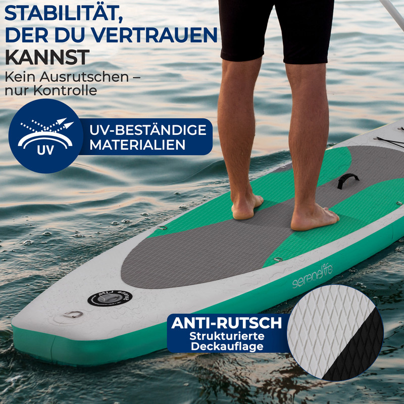 Mann steht auf SUP-Board mit "Anti-Rutsch" und "UV-beständige Materialien" Aufdruck.