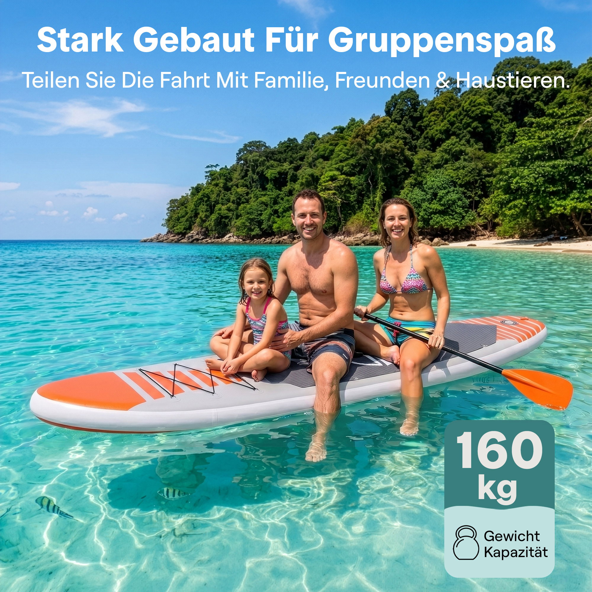 Familie sitzt auf einem SUP auf dem Meer. Die Ozeanfarbe ist blau und grün.