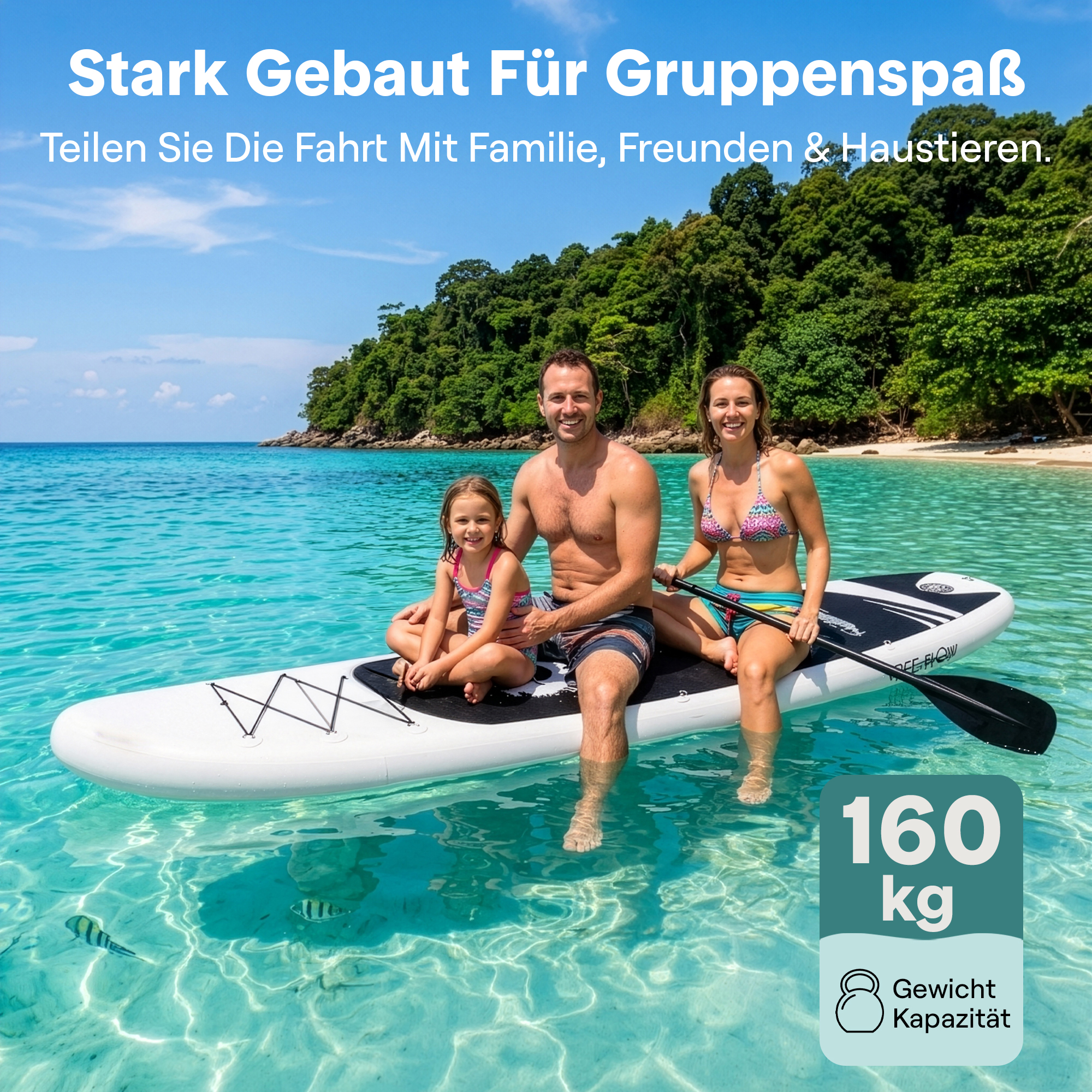 Familie auf einem SUP in türkisfarbenem Wasser vor einer grünen Insel.