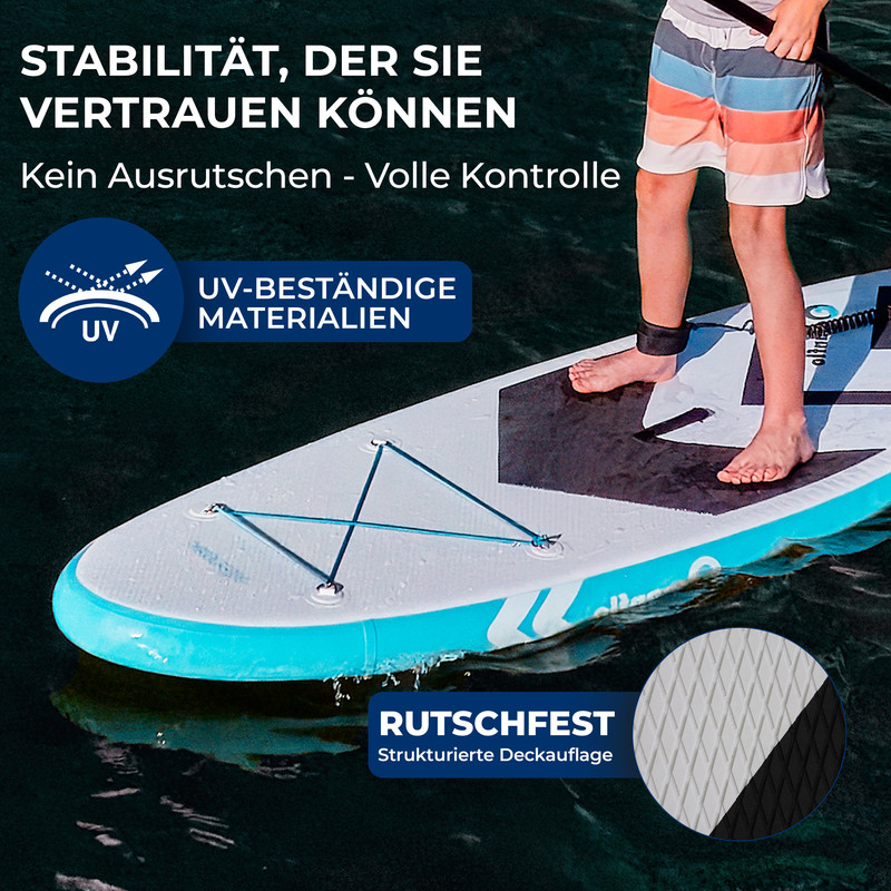 Kind steht auf SUP-Brett mit UV-beständigen, rutschfesten Materialien auf dem Wasser.