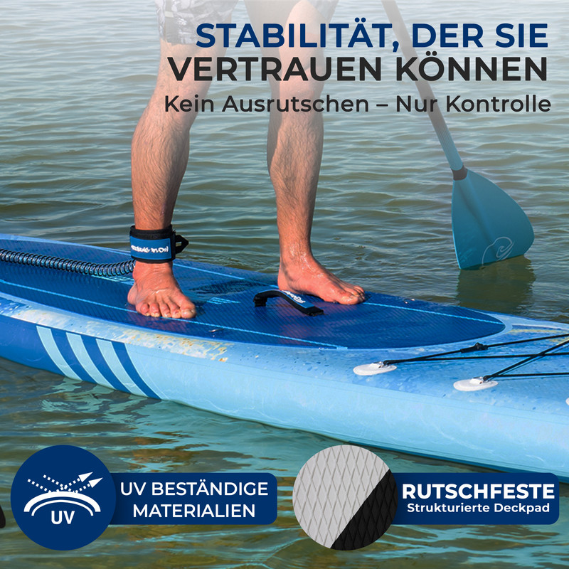 Person steht auf einem blauen Paddleboard mit Paddel. Verfügt über UV-beständige Materialien und rutschfestes Deckpad.