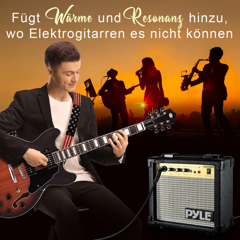 Ein Mann spielt E-Gitarre mit Band im Hintergrund bei Sonnenuntergang.