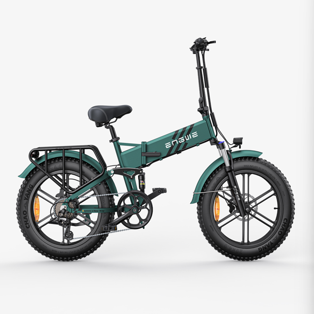 Ein grünes faltbares Elektrofahrrad mit Gepäckträger und fetten Reifen.