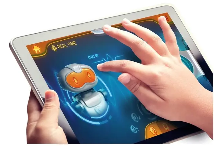 Dziecko obsługuje tablet z uroczym robotem na ekranie.