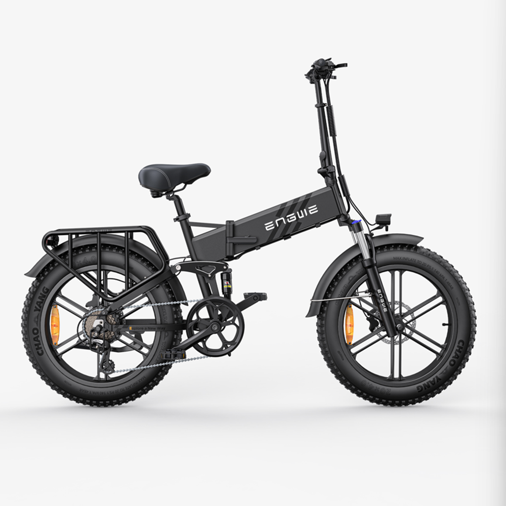 Ein schwarzes faltbares Elektrofahrrad mit breiten Reifen und Gepäckträger.