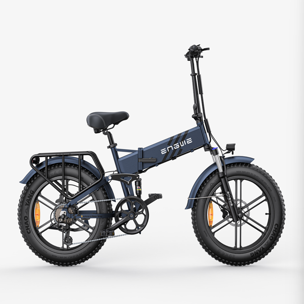 Ein dunkelblaues faltbares E-Bike mit breiten Reifen und Gepäckträger.