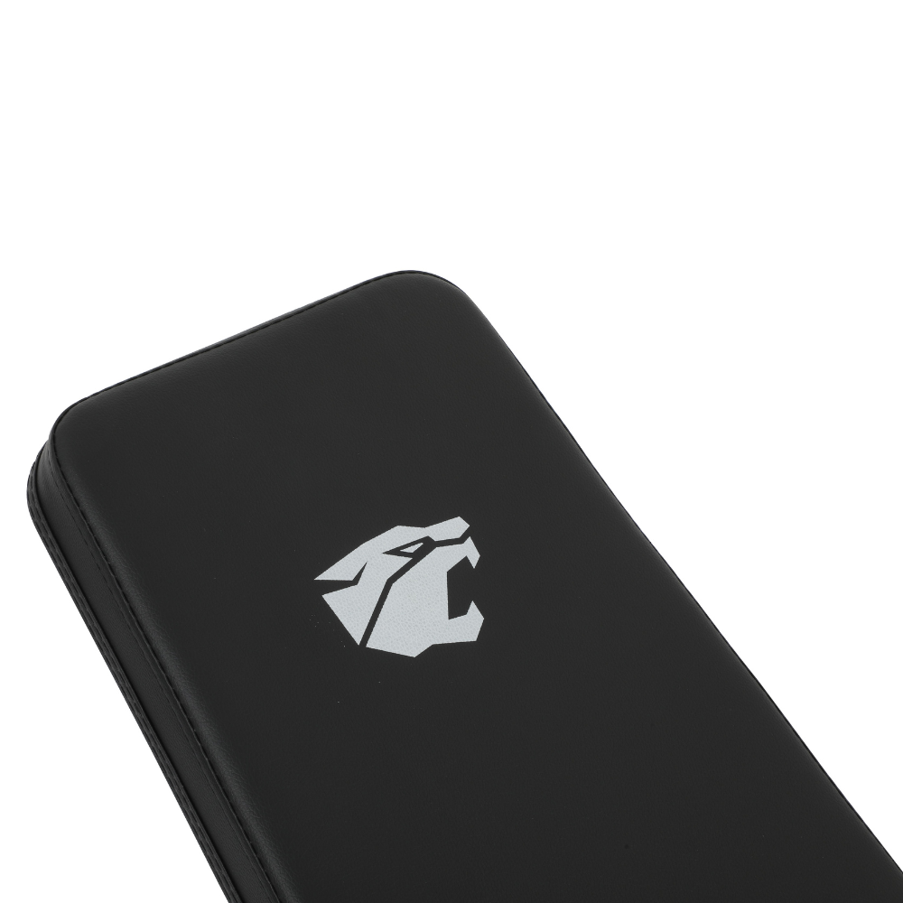 Cojín negro con logotipo de cabeza de tigre blanca.