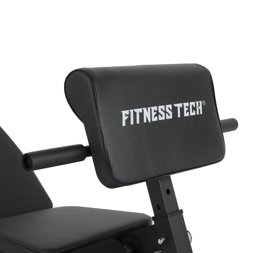 Respaldo acolchado negro de una máquina de fitness con logo.