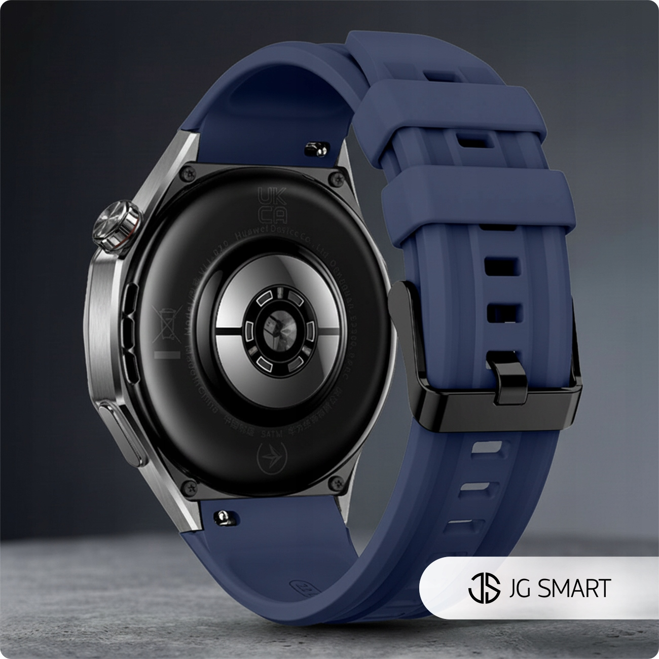 Ciemnoniebieski smartwatch ze srebrną kopertą i tyłem pokazującym certyfikaty.