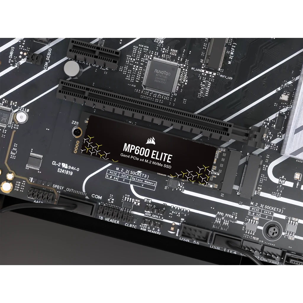 Eine M.2 NVMe SSD auf einem Computer-Motherboard mit sichtbaren Anschlüssen.