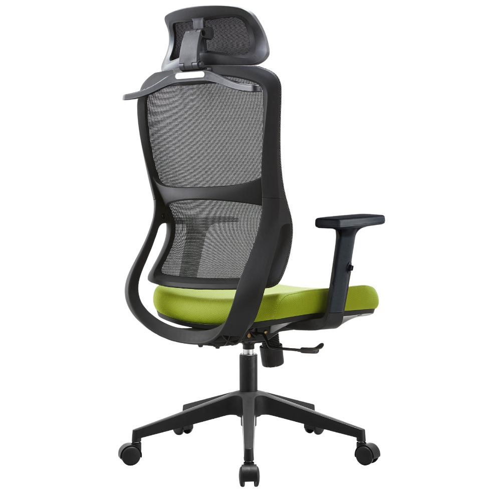 Una sedia da ufficio nera con schienale in rete e seduta verde, vista da dietro.