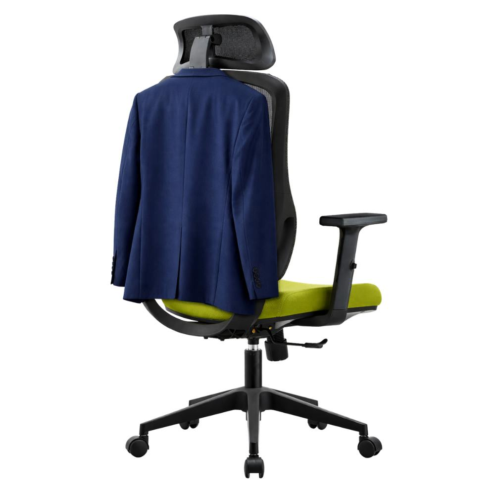 Un abito blu è appeso sul retro di una sedia da ufficio con seduta verde.