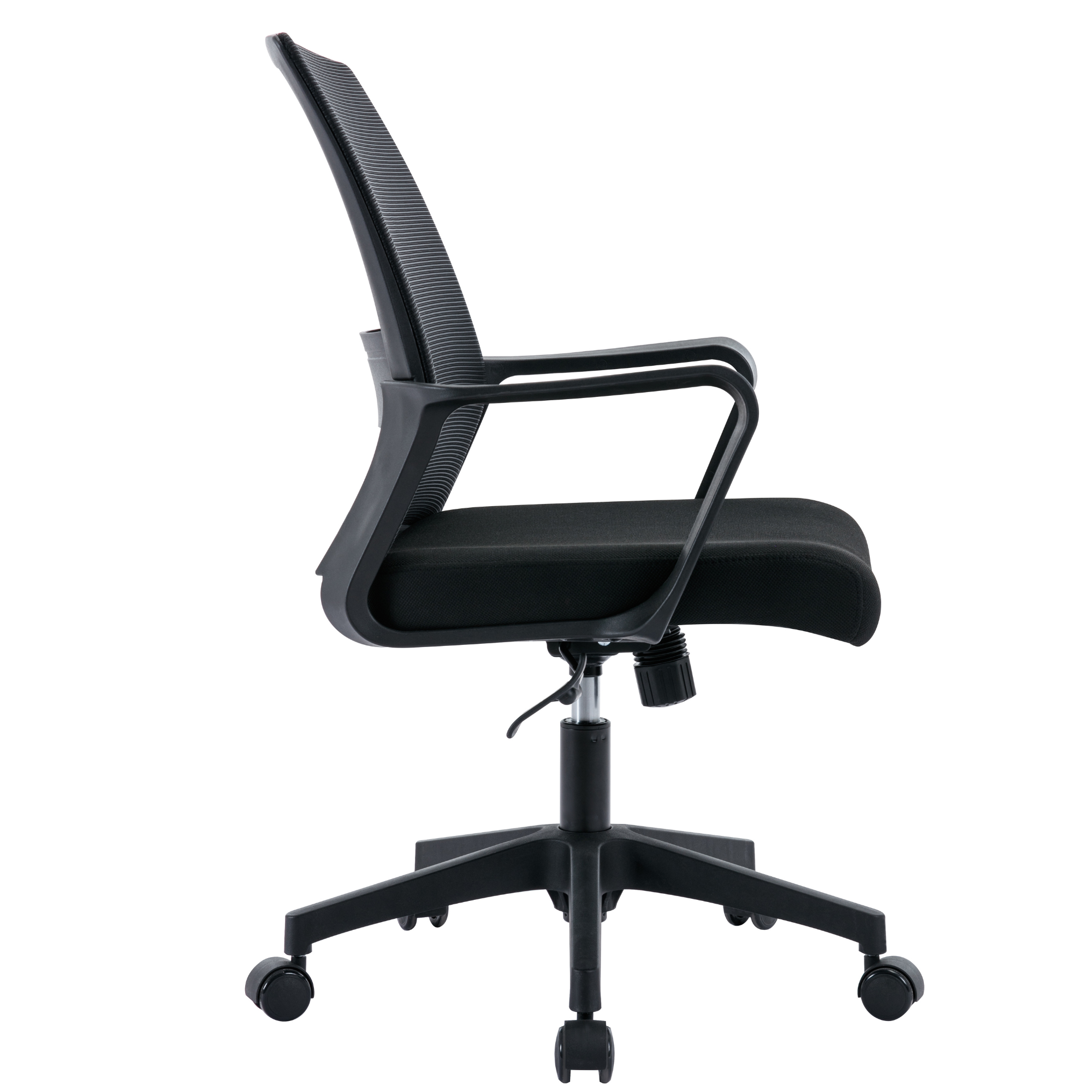 Una sedia da ufficio nera con schienale in rete e ruote, vista di lato.