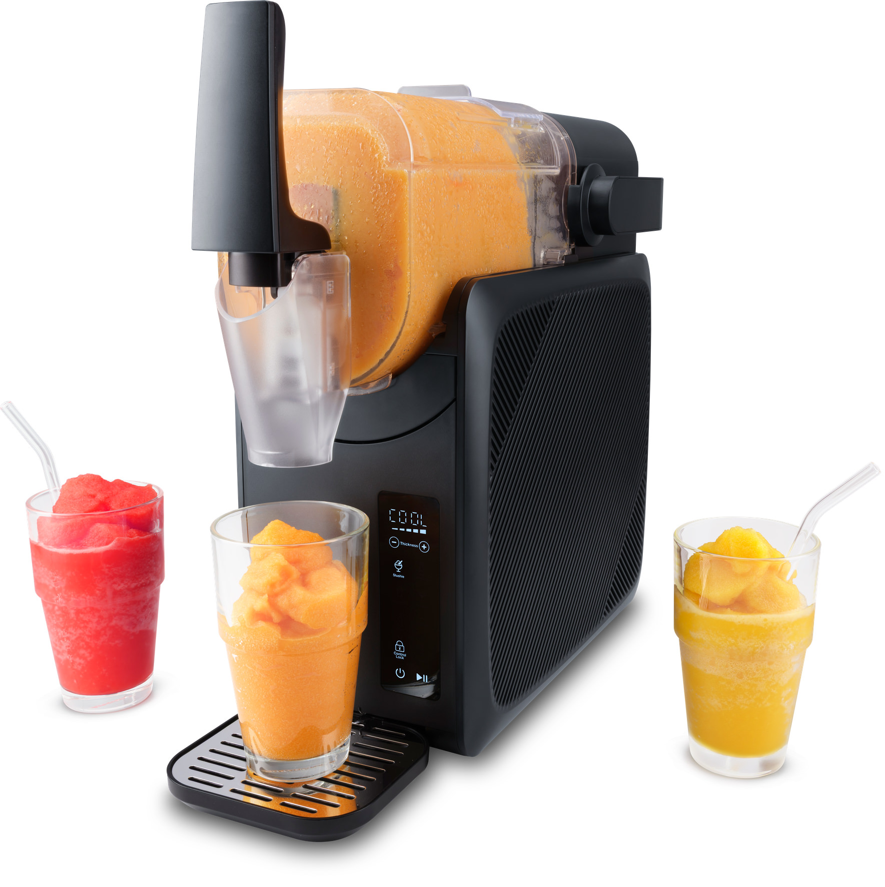 Ein Slushie-Maker mit Orangenmischung, dazu Gläser mit roten und gelben Slushies.