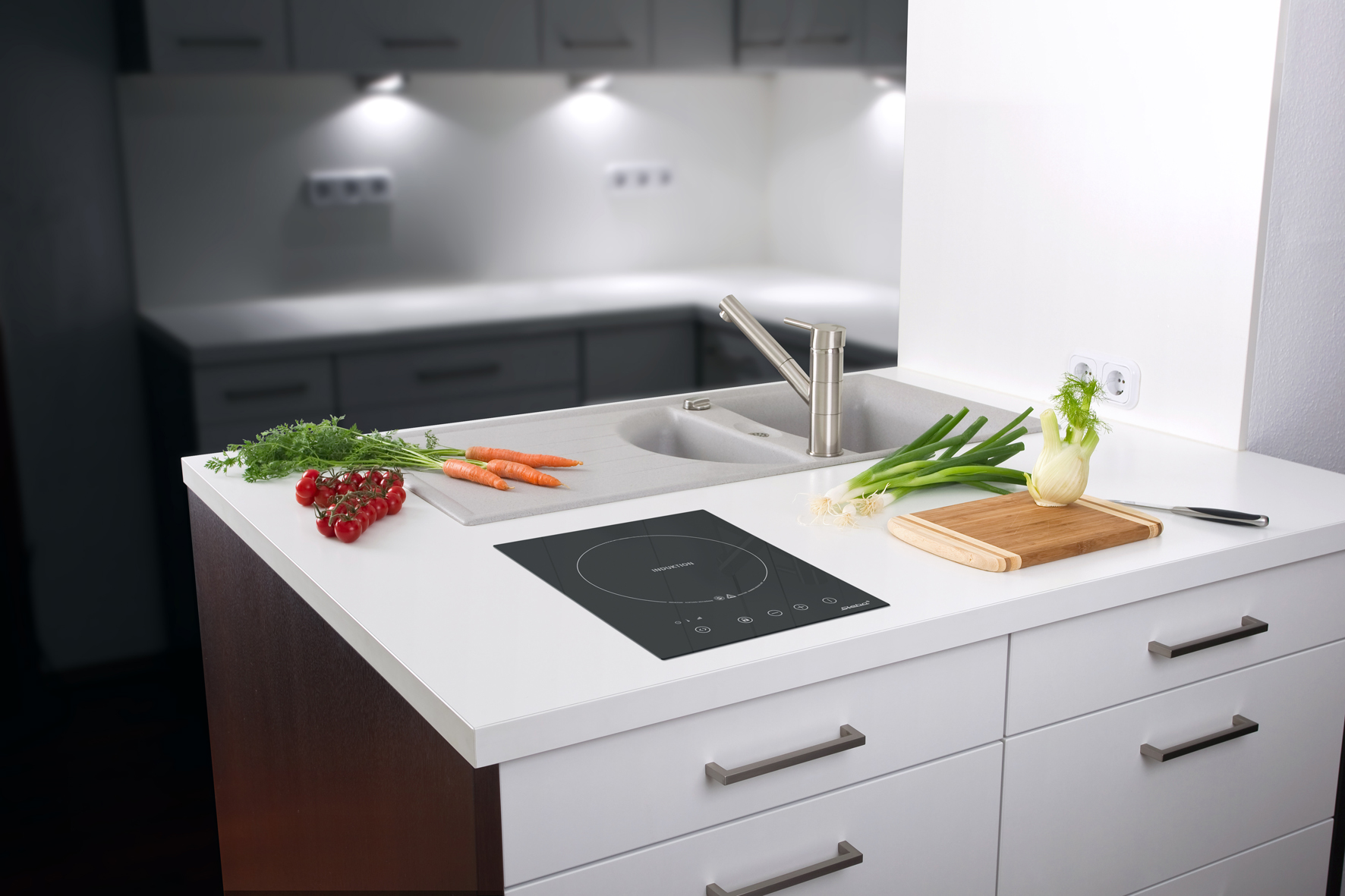 Eine moderne Küche mit Obst und Gemüse auf der Arbeitsplatte.