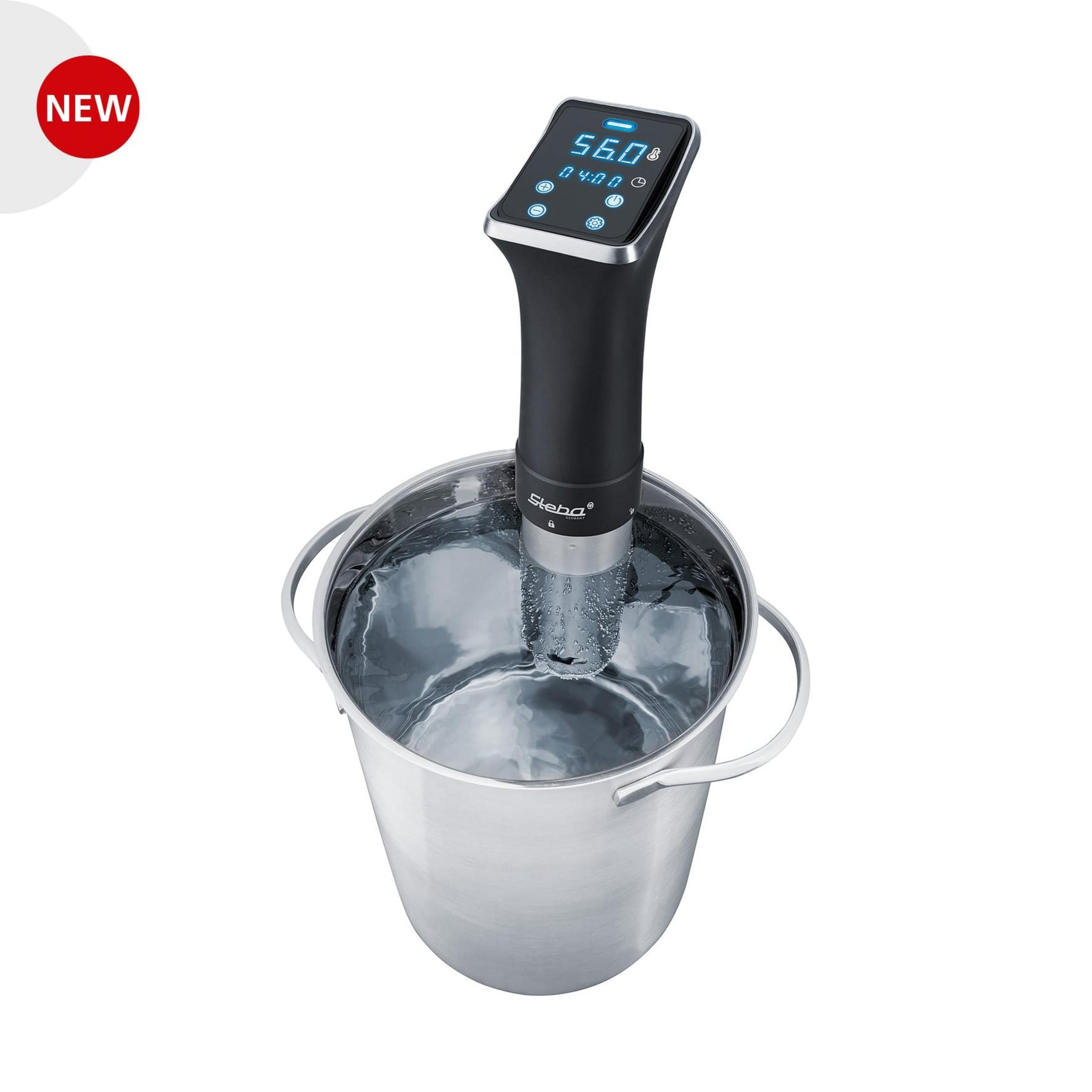 Ein Sous-vide-Stab in einem Wasserbad mit digitaler Anzeige. Neu.
