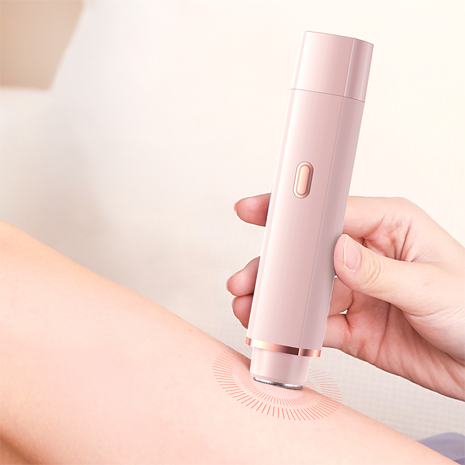 Una mano tiene un epilatore rosa utilizzato su una superficie della pelle.