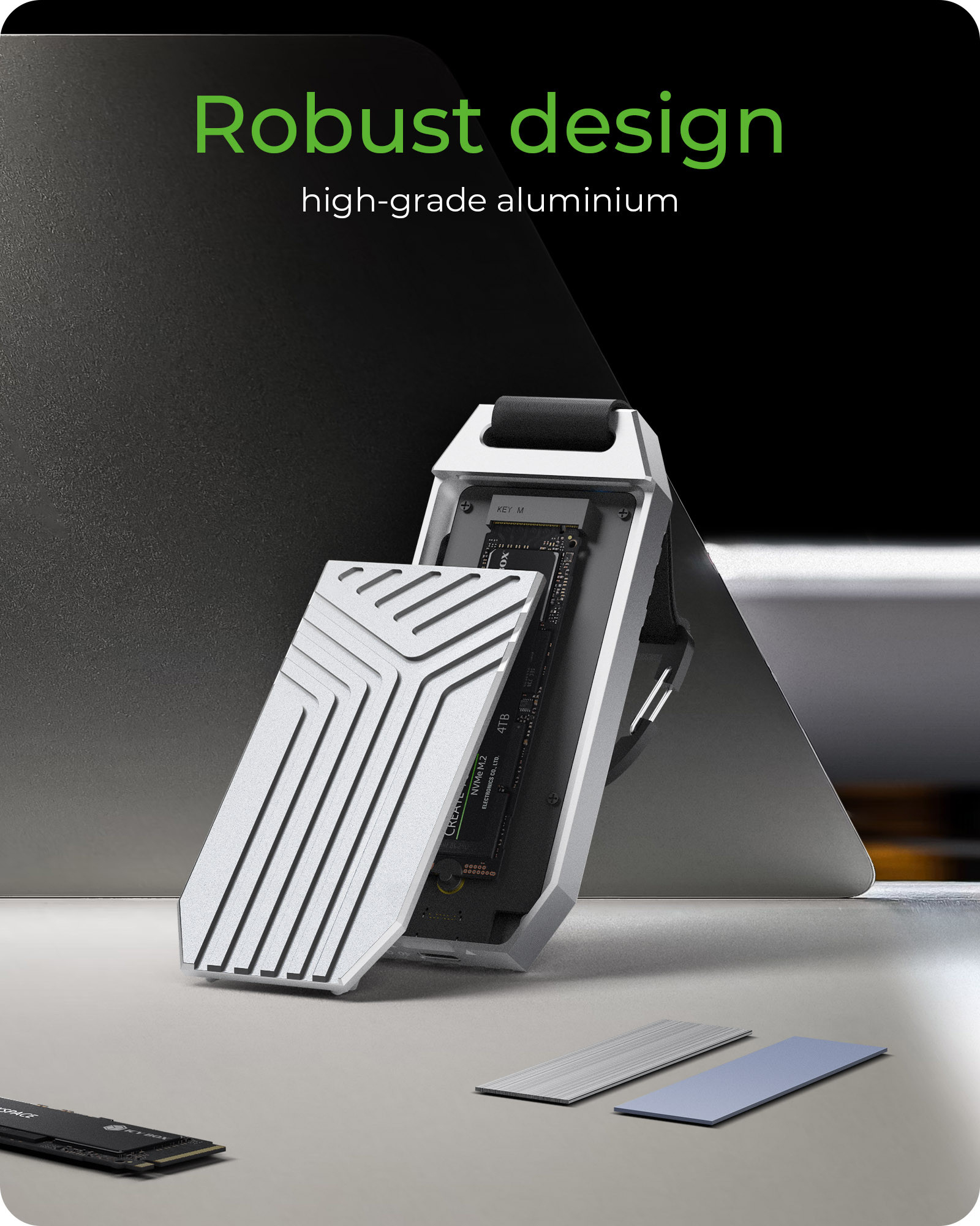 Ein silbernes externes SSD-Gehäuse mit geöffnetem Deckel, das eine 4TB NVMe M.2 SSD zeigt.