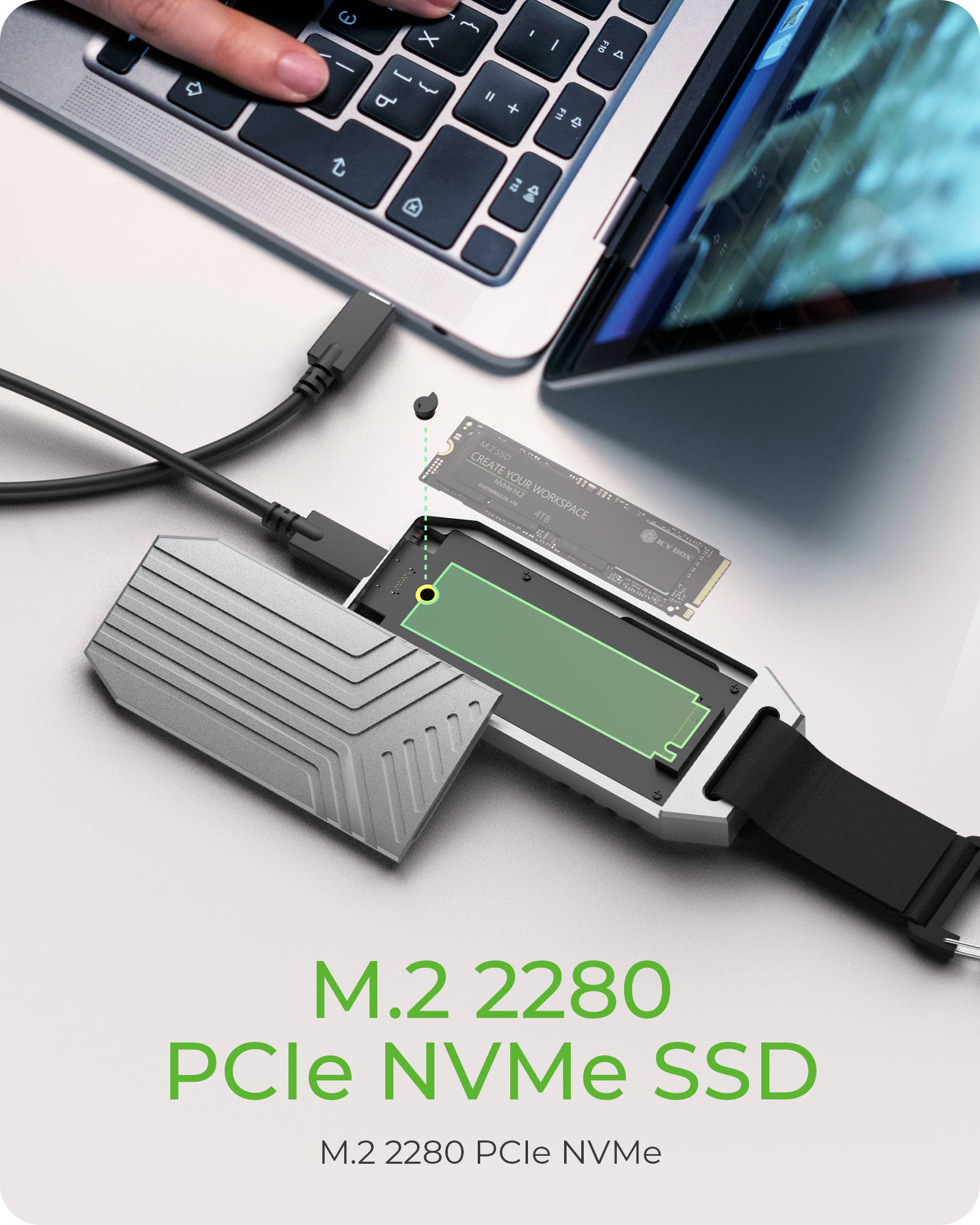 Ein M.2 NVMe SSD wird in ein externes Gehäuse eingesetzt, das an einen Laptop angeschlossen ist.