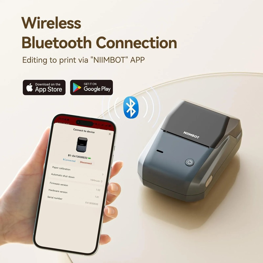 Bir akıllı telefon, bağlı bir NIIMBOT yazıcı uygulaması gösteriyor; yanında bir yazıcı var.