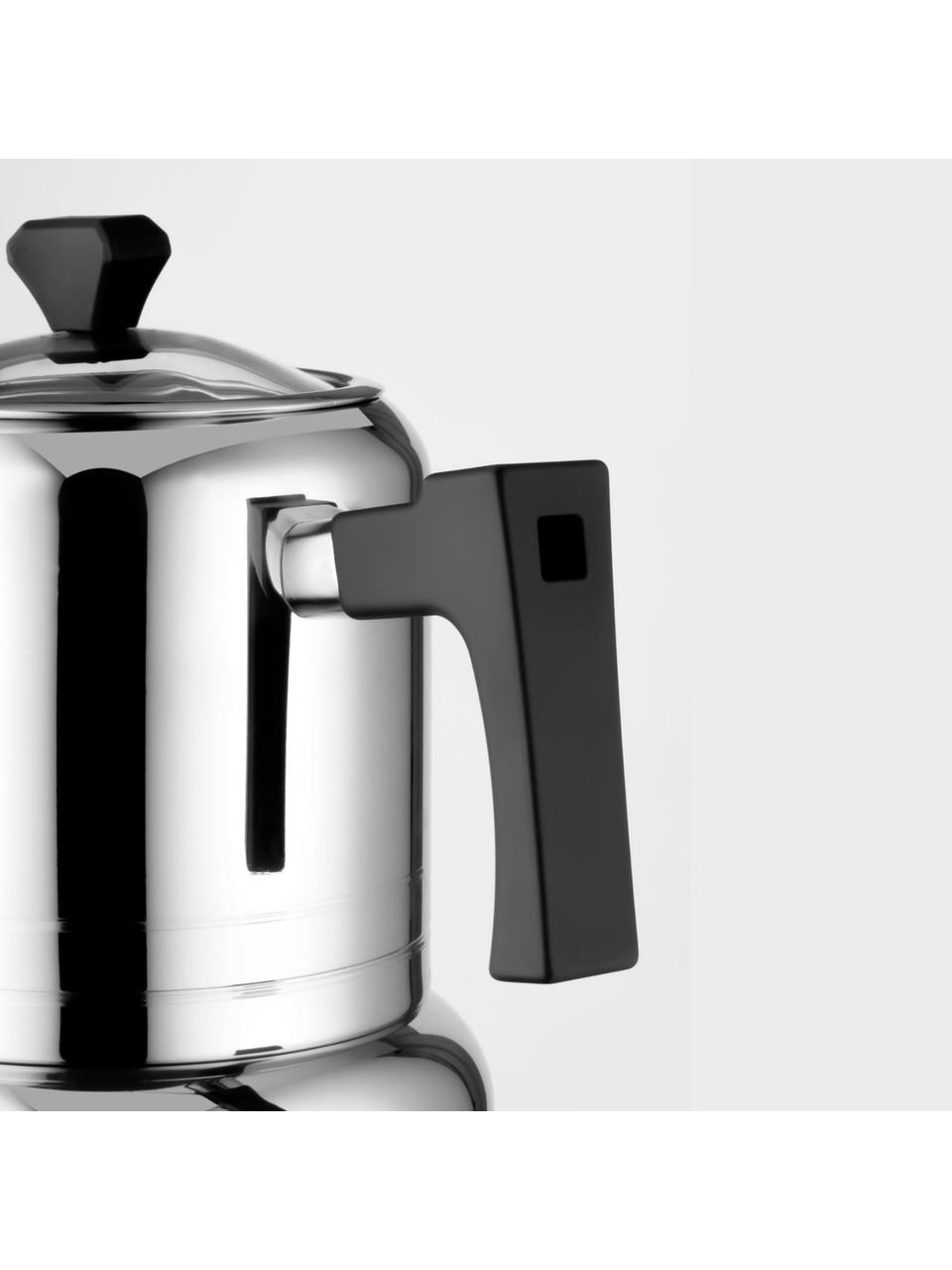 Siyah saplı ve kapak düğmeli parlak metal tencere.