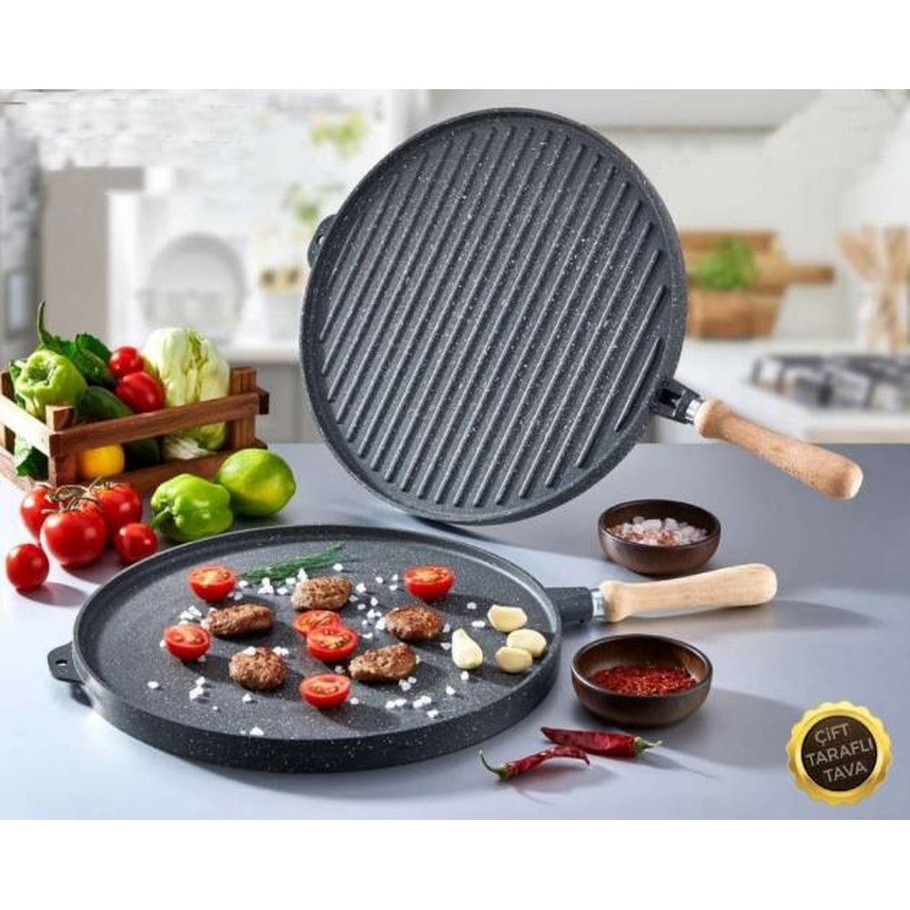 Domates ve sarımsaklı pişmiş köfteler bir ızgara tavada.