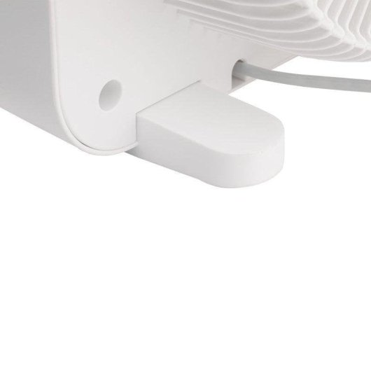 Primer plano de la carcasa blanca de un ventilador con un cable gris.