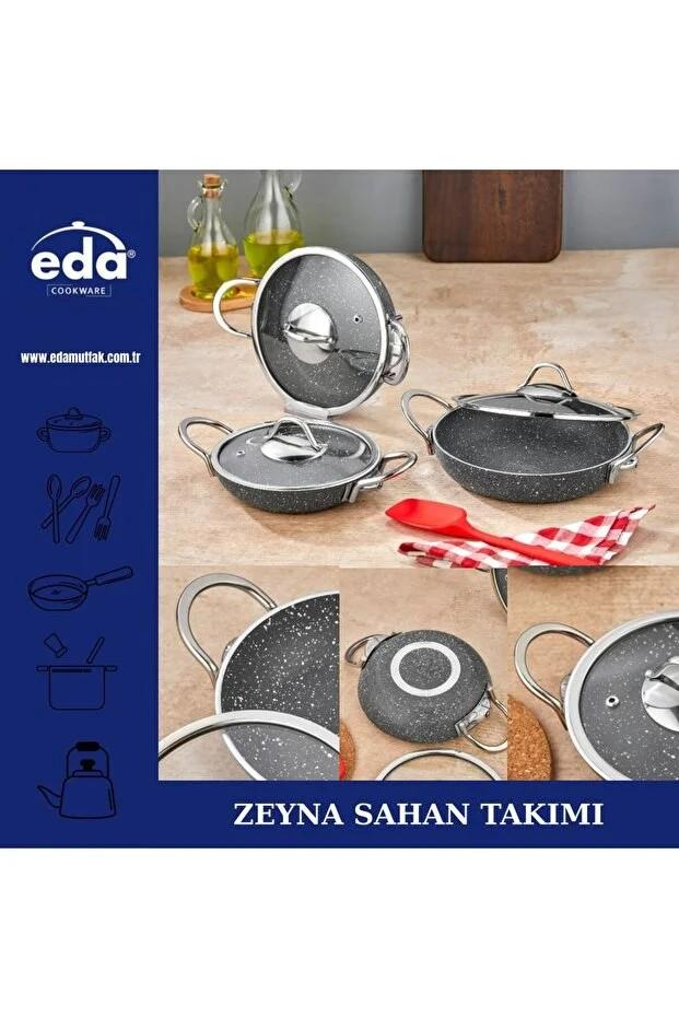Bej rengi yüzey üzerinde cam kapaklı gri tencere setleri.