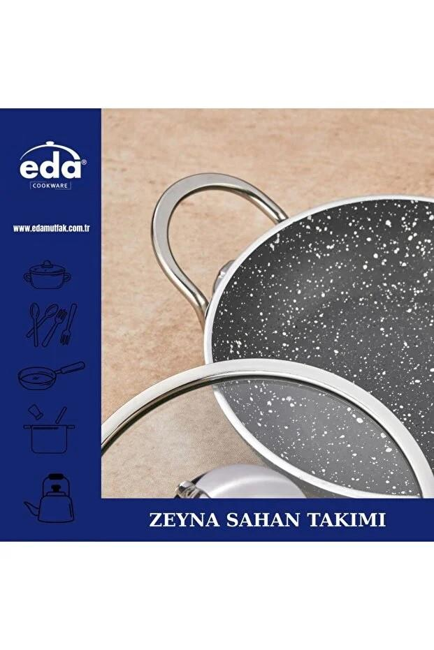 Siyah-beyaz saplı tencere ve cam kapak. Solda logo ve ikonlu mavi şerit.