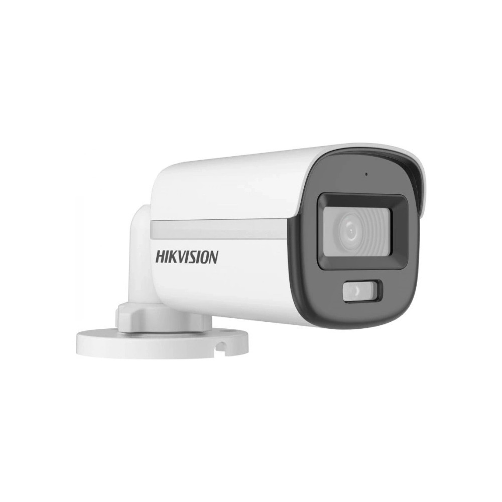 Koyu gri ön plakalı ve lensli beyaz Hikvision güvenlik kamerası.