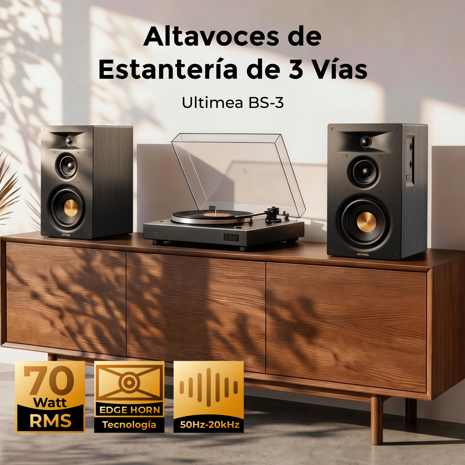Dos altavoces negros de 3 vías y un tocadiscos en un mueble de madera.