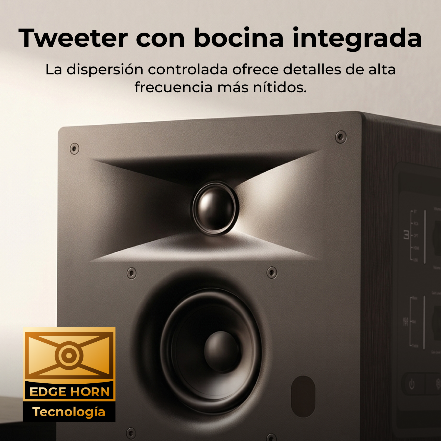 Un altavoz con tweeter de bocina integrado y logo.