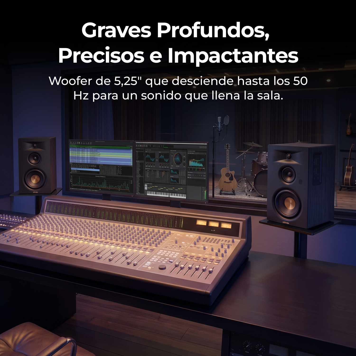 Un escritorio de mezcla, altavoces y monitores de ordenador en un estudio.