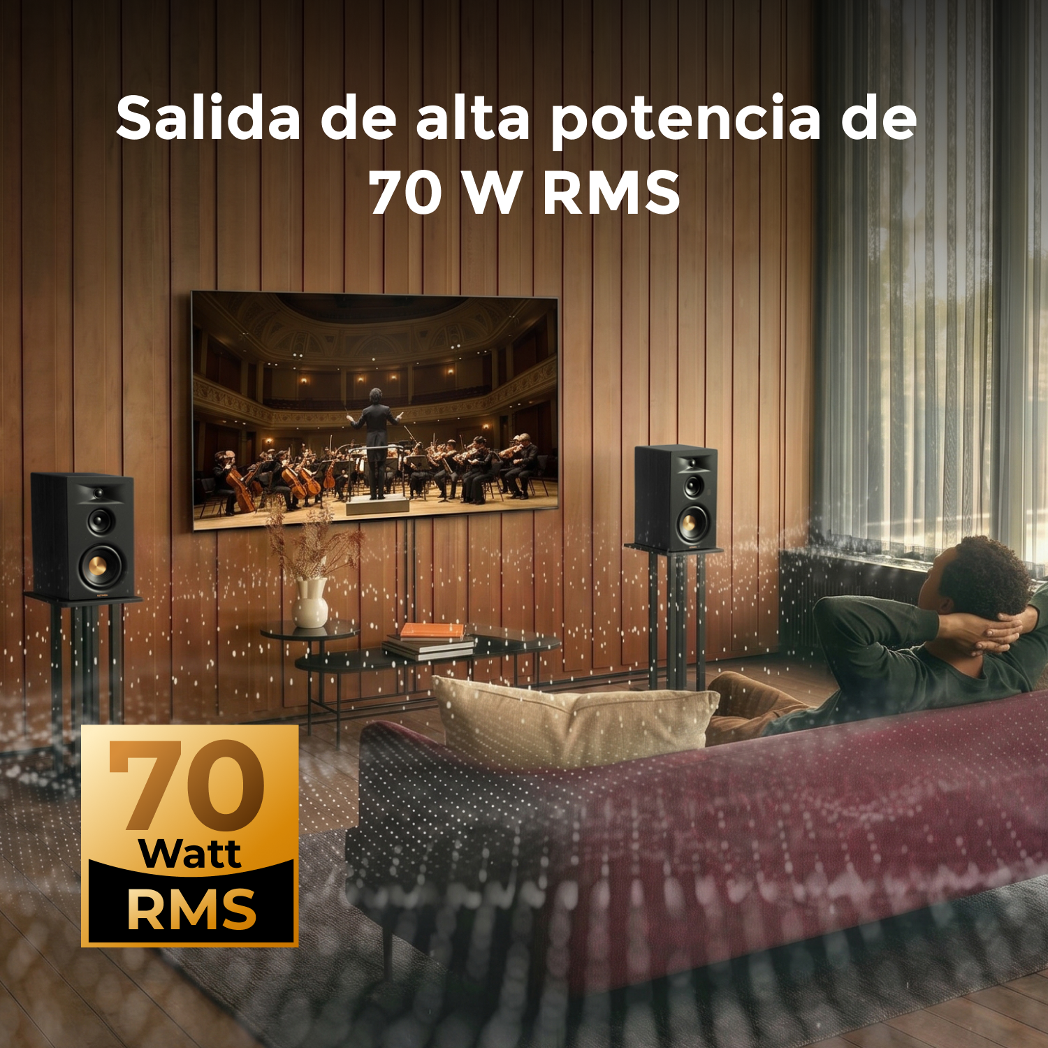 Hombre relajándose en el sofá, viendo pantalla con orquesta, escuchando altavoces.