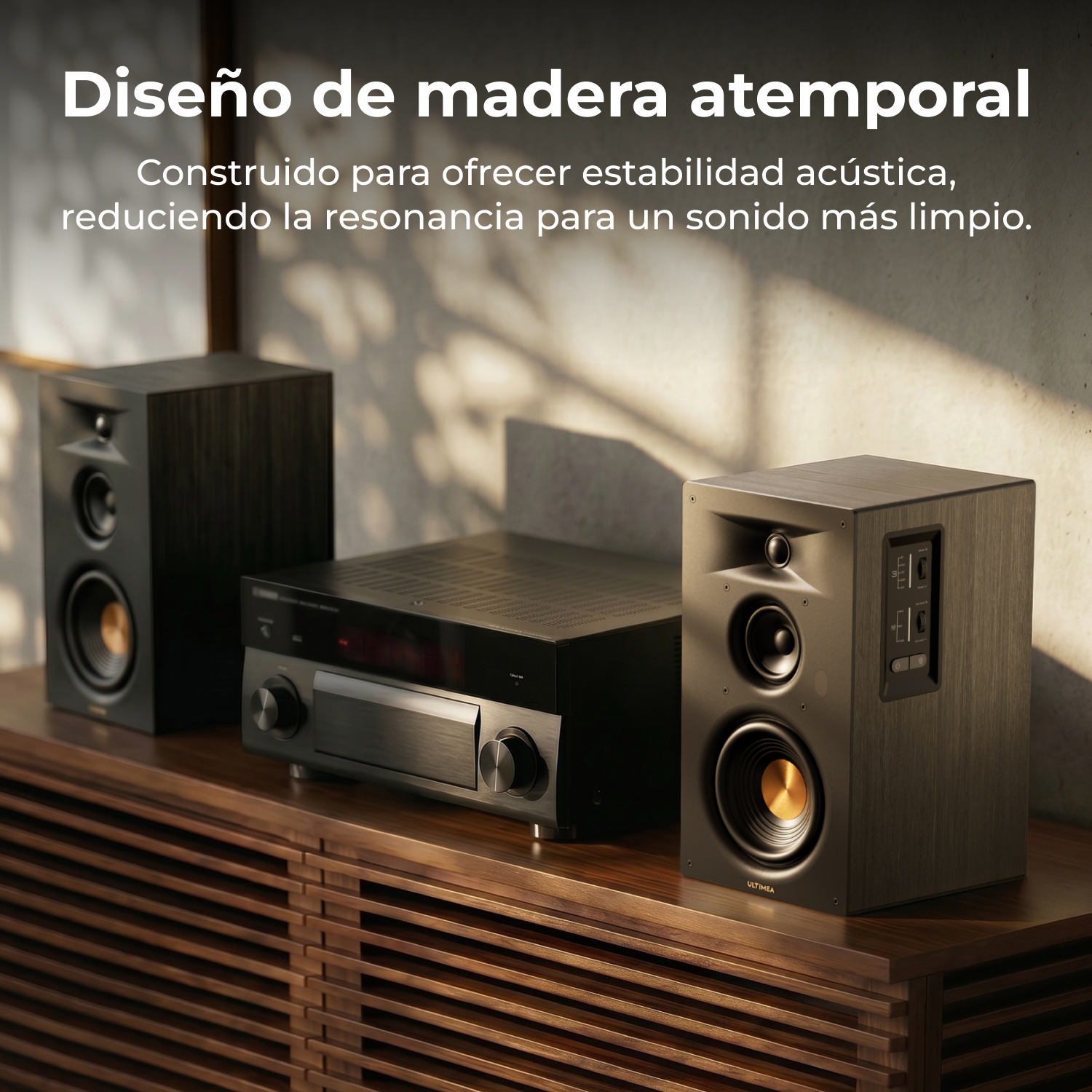 Tres altavoces de madera y un receptor sobre un mueble de madera.