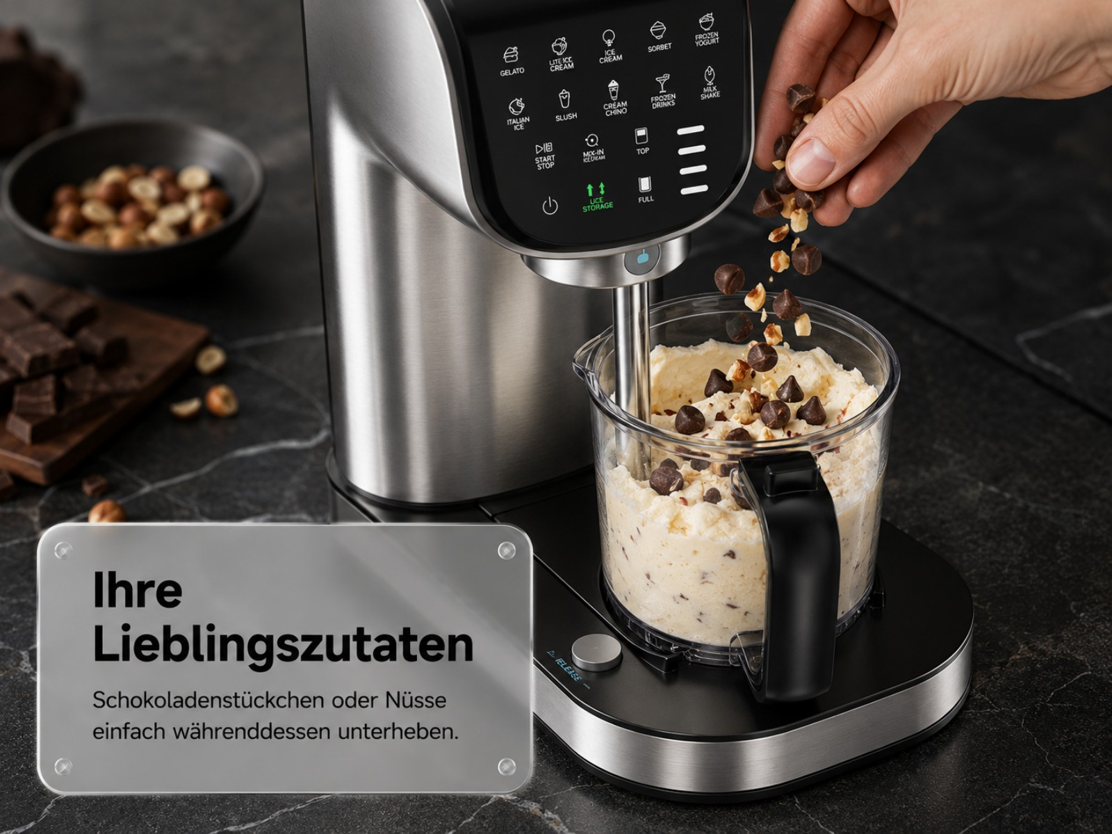 Schokoladenstückchen und Nüsse werden in eine Eismaschine gegeben.