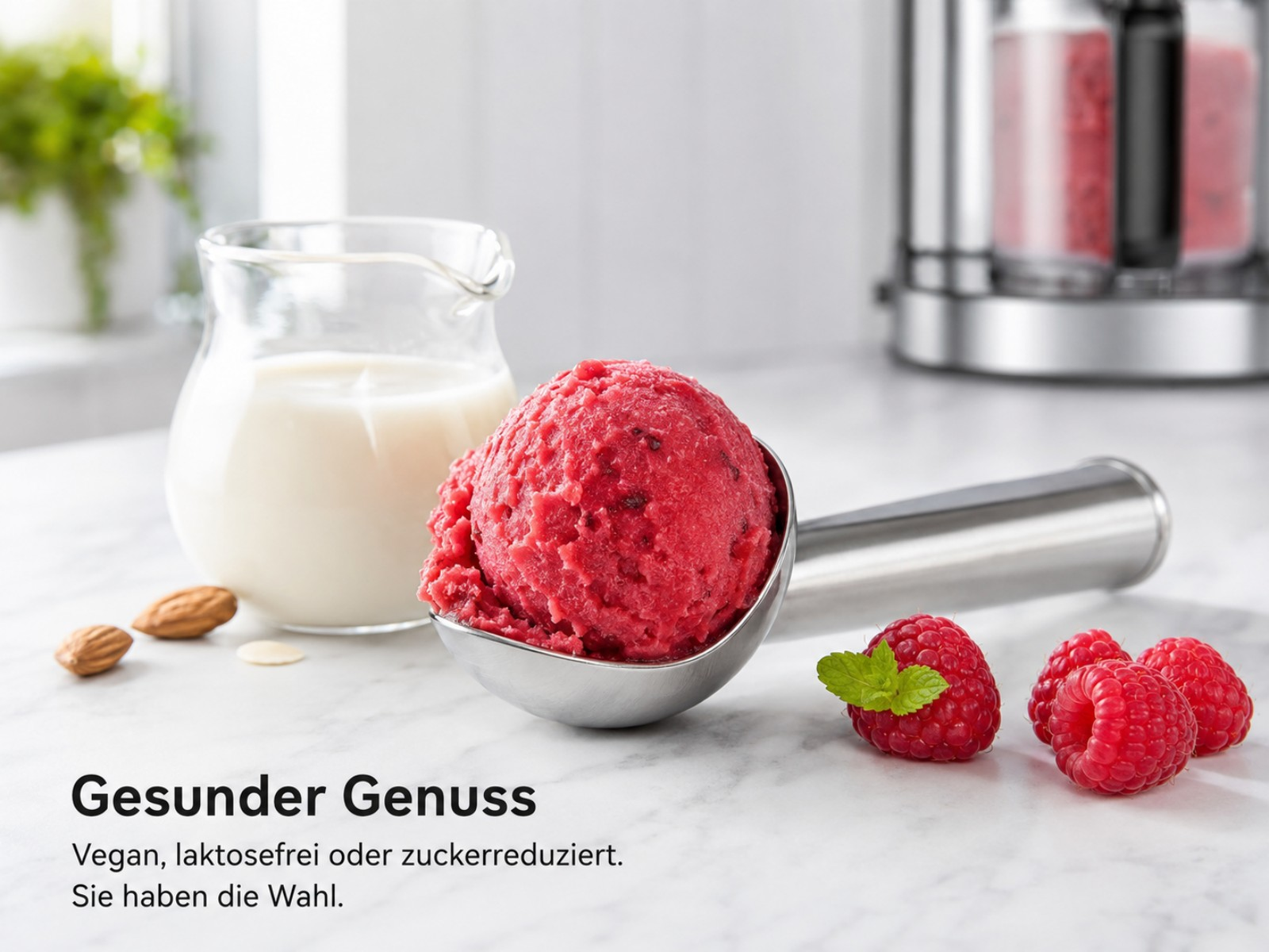 Ein Löffel rotes Eis neben Beeren und Milch.