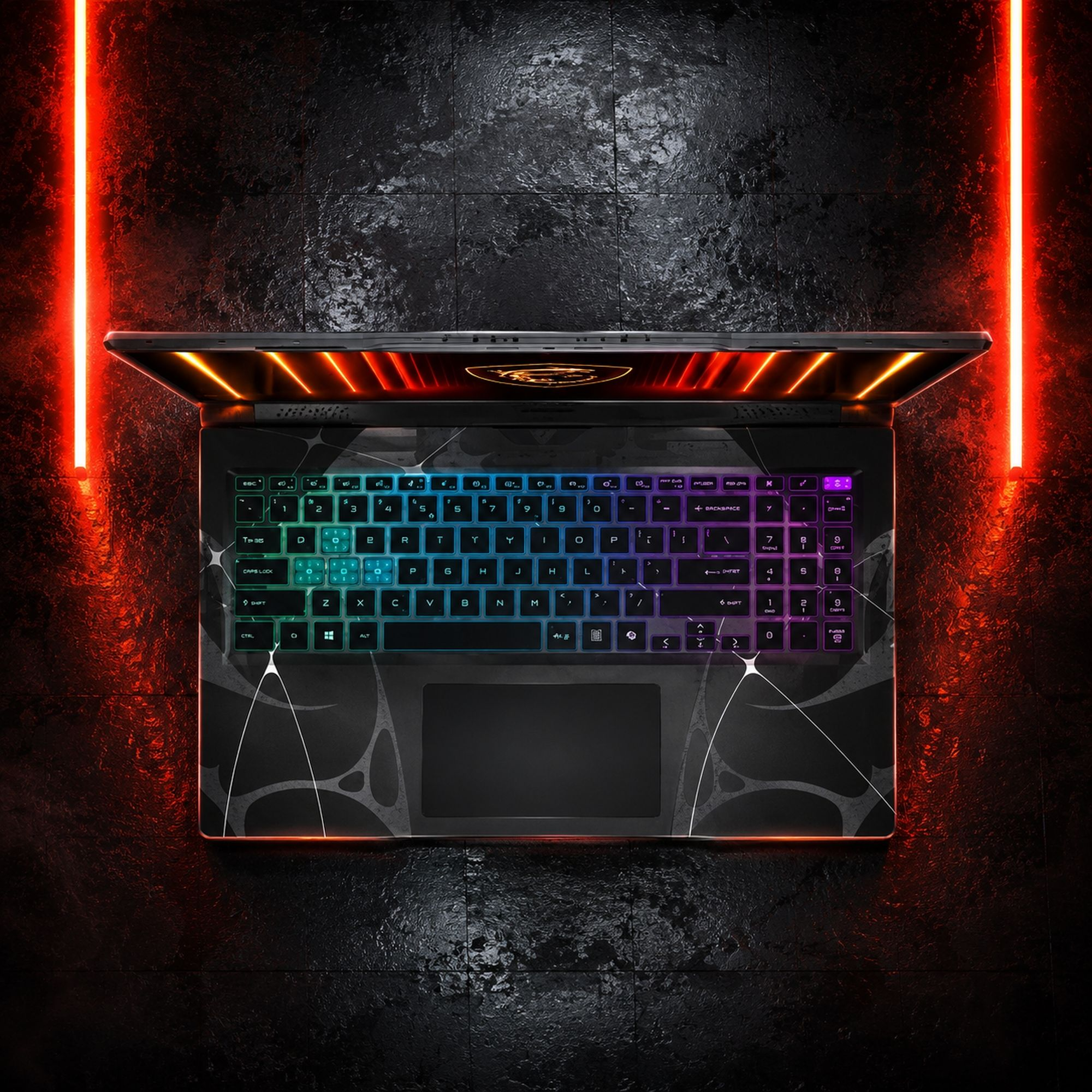 Kırmızı neon ışıklarla çevrili, RGB klavyeli siyah bir dizüstü bilgisayar.