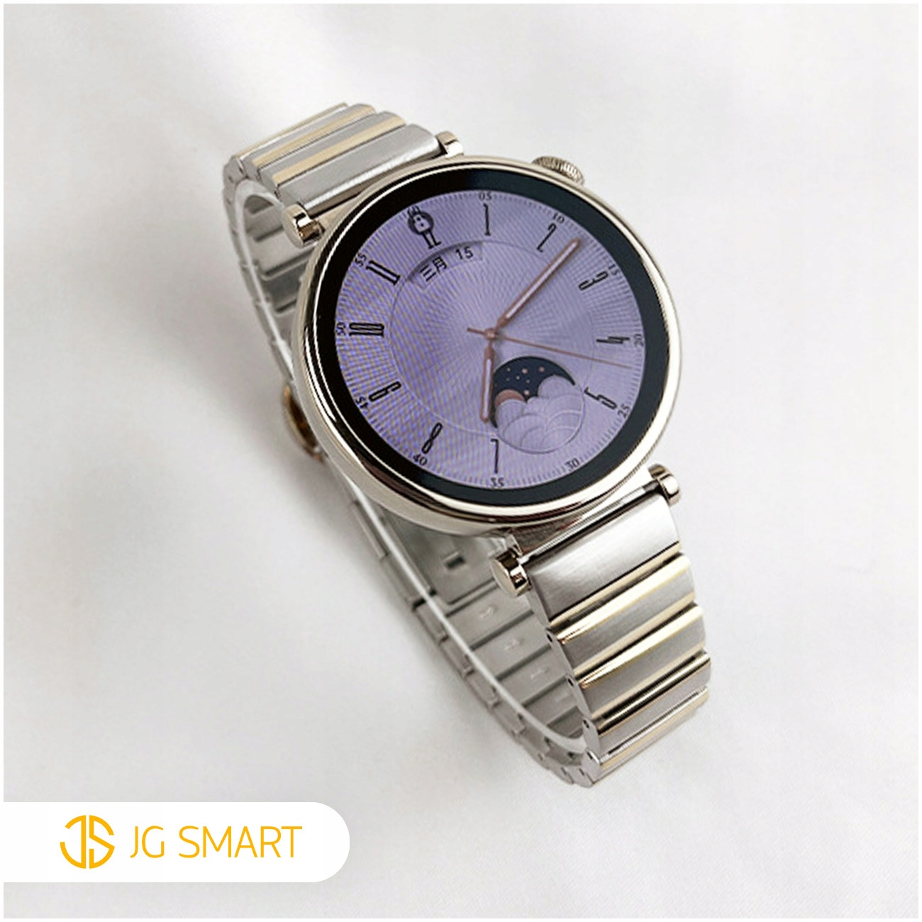 Srebrny smartwatch z srebrną i złotą bransoletą na białym tle.
