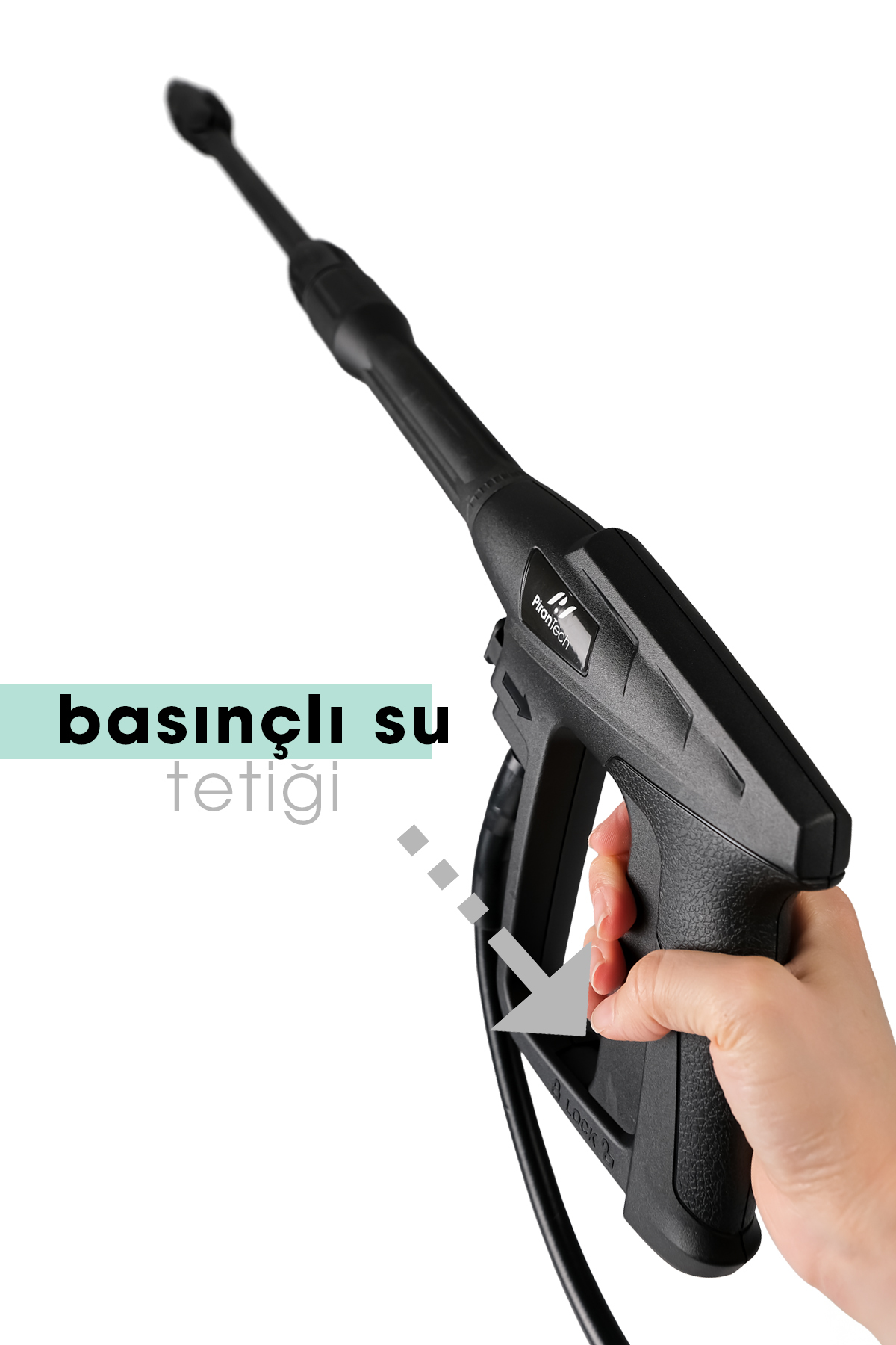 Tetikli siyah basınçlı yıkama makinesi sapını tutan el. Beyaz arka plan.