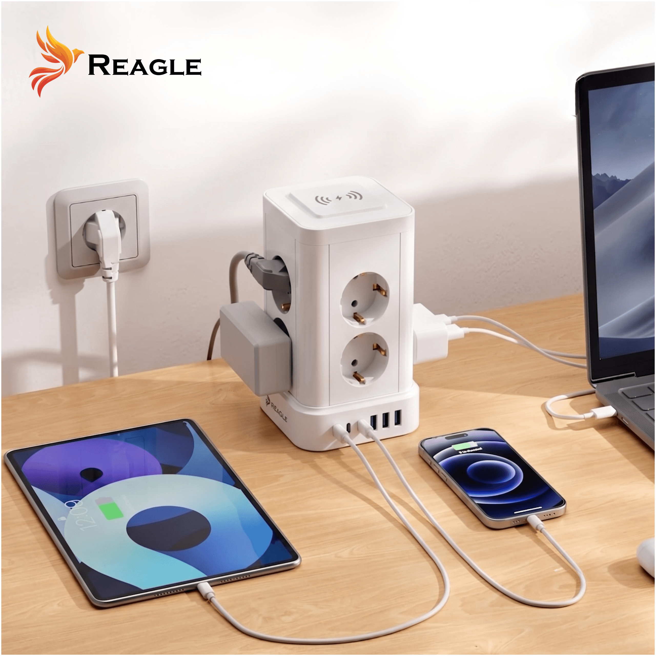 Una regleta blanca con puertos USB cargando una tablet, un smartphone y un portátil.