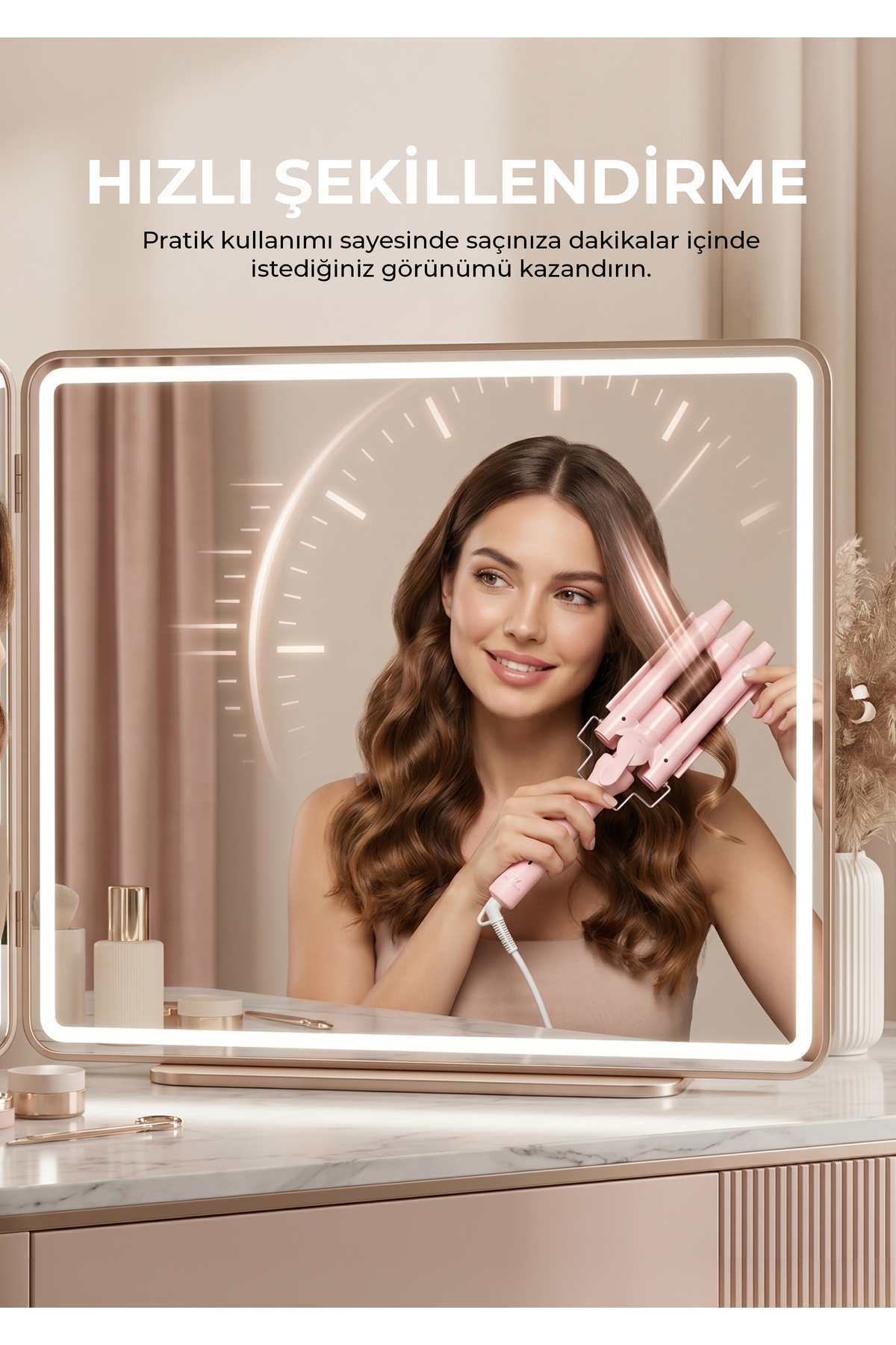 Kadın, aydınlatmalı aynada pembe saç maşasıyla saçını şekillendiriyor.
