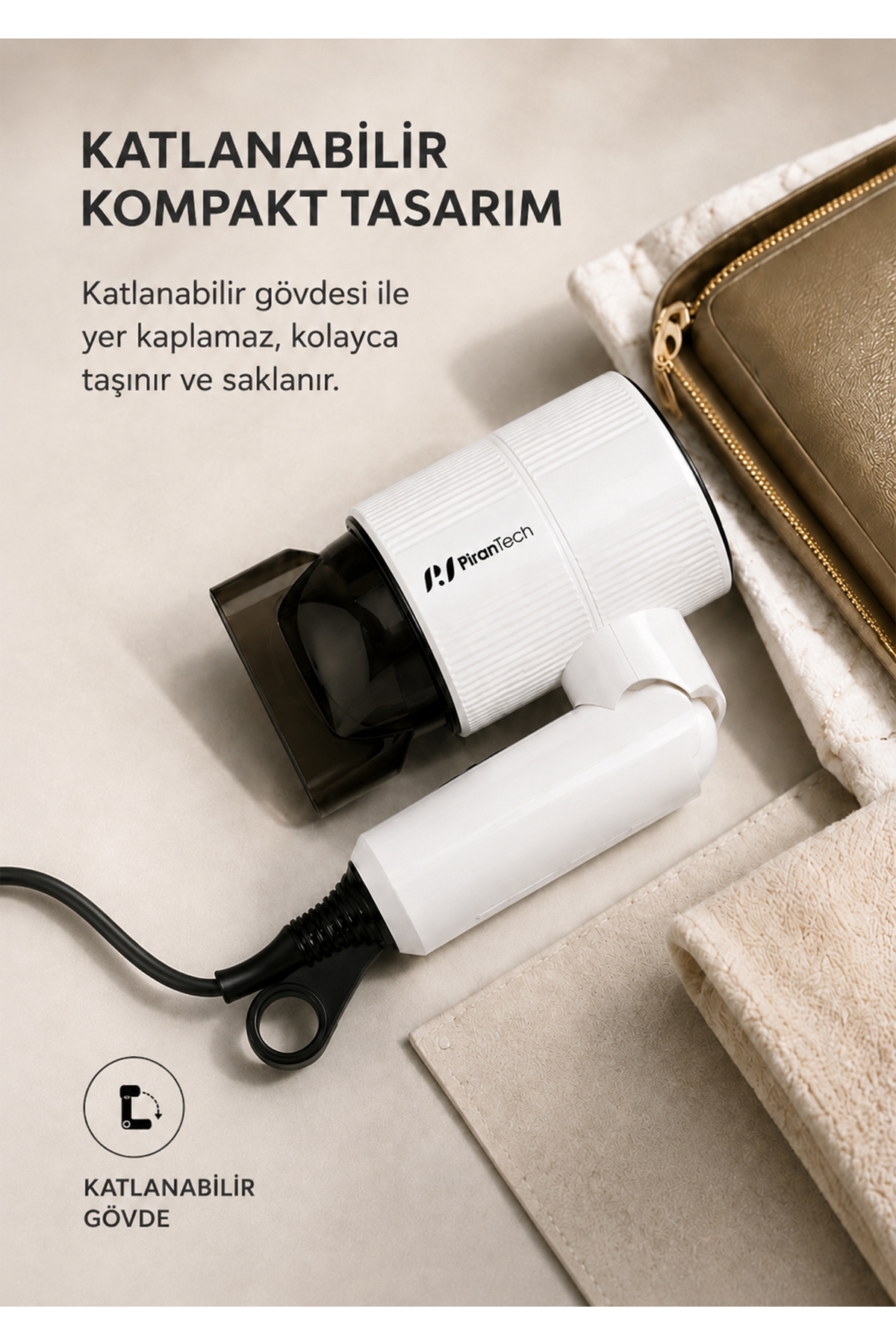 Beyaz, katlanabilir PiranTech saç kurutma makinesi bir çantanın yanında havlu üzerinde duruyor.