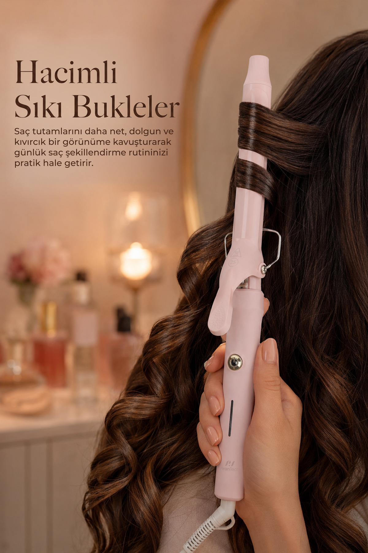 Bir el, arka planda parfüm şişeleriyle, saç tutamını kıvıran pembe bir maşa tutuyor.