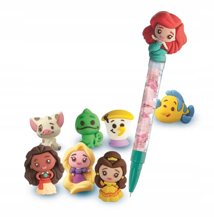 Postacie Disneya: Pua, Pascal, Olaf, Moana, Roszpunka, Belle, Ariel i Fląderek na długopisie.