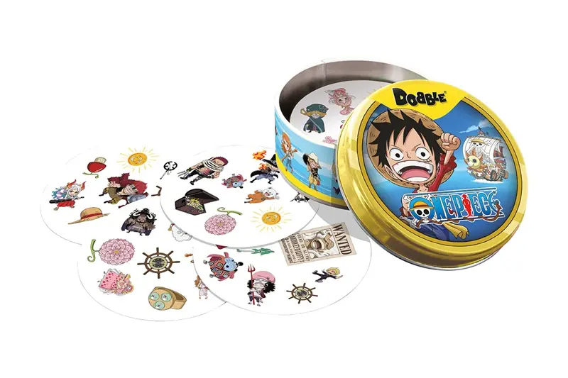 Gra Dobble One Piece z kartami i figurkami postaci.