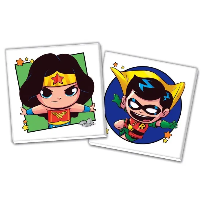 Wonder Woman i Robin w stylu chibi na białych kwadratach z gwiazdami.