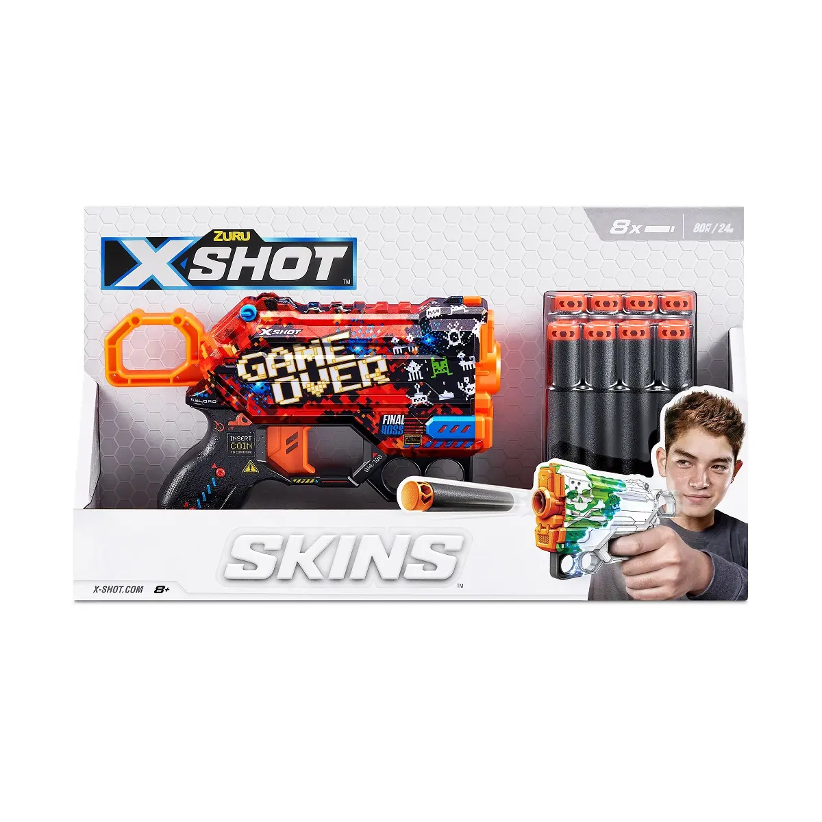 Zabawkowy pistolet X-SHOT w czarno-czerwonym wzorze "Game Over", 8 rzutek i chłopiec.