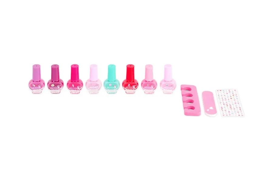 Una fila de botellas de esmalte de uñas coloridas con separadores de dedos y pegatinas.